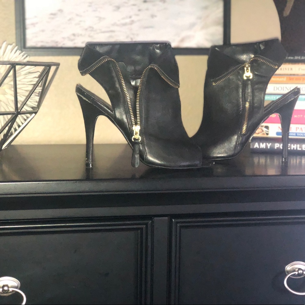 Steve Madden Black Zip Booties